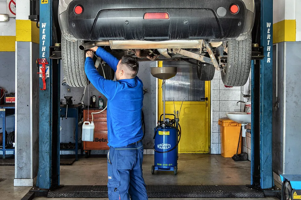 Mehaničar na dizalici u servisu Auto SL 91